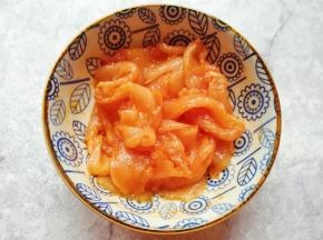 搅拌均匀，盖上保鲜膜腌制1个小时以上。