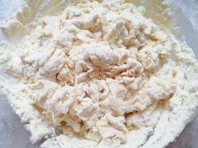 用筷子挑拌成絮状。