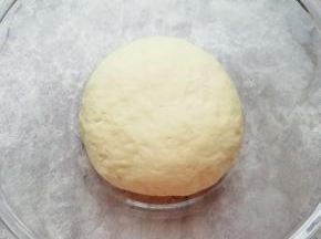 揉成光滑的面团，盖上保鲜膜发酵至两倍大。