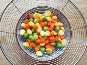 胡萝卜洗干净切成小丁，和豌豆玉米粒一起焯熟，控干水分备用。