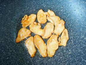 炒锅内倒适量的食用油烧热，下入腌制好的鸡脯肉煎熟备用。