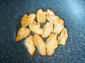 炒锅内倒适量的食用油烧热，下入腌制好的鸡脯肉煎熟备用。