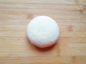 发酵好的面团揉光排气。