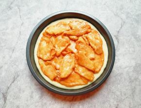 铺上煎熟的鸡脯肉。