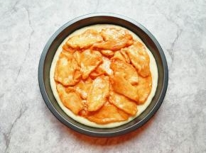 铺上煎熟的鸡脯肉。