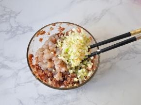 肉馅加入糖、料酒、酱油、胡椒粉搅匀上劲，将虾仁粗粗的切成大粒也放入其中。接下来，就是大葱饺子好吃的关键了。大葱我们要选择葱白，不要葱叶，葱结的部分也不要用，如果放进去会发苦。虽然叫大葱馅饺子，大葱也只是比平时当调味料时多一点，不要放太多，太多大葱会抢了肉和虾的香味，蒸好或煮好后，一股大葱的味道。所以说，我朋友说大葱饺子不好吃，肯定是放了太多大葱的原因。