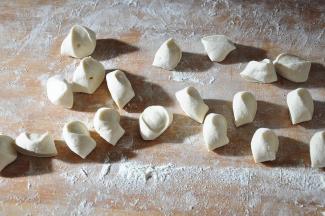 将醒好的面团搓成长条，然后用刀切成小段。我喜欢用刀切，那种刀与面案碰撞的声音，会让人着迷。有的朋友喜欢用手揪剂子，那个方法也不错。