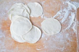 剂子要切得大一点，这样才能放入更多的馅，吃起来更过瘾。将剂子擀成中间略厚，边缘略薄的饺子皮。