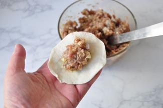 放入馅料，不要像包普通饺子那样放太多的馅，因为我们还要进行一步。