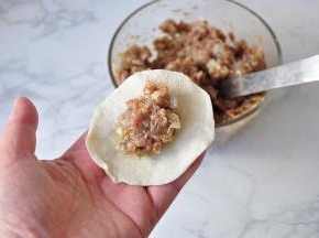 放入馅料，不要像包普通饺子那样放太多的馅，因为我们还要进行一步。