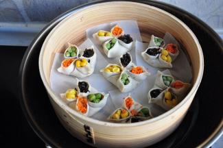 将做好的蒸饺放在蒸笼中，您可以在蒸格上刷油，或者垫油纸防沾。