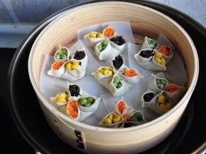 将做好的蒸饺放在蒸笼中，您可以在蒸格上刷油，或者垫油纸防沾。