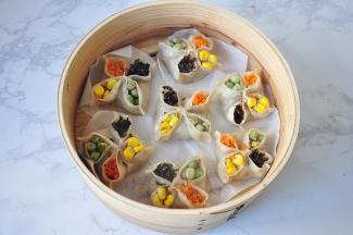 锅中添入适量的水，烧开上汽后，放入蒸笼，大火蒸10分钟左右即可。关火后闷两分钟开火。