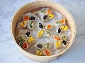 锅中添入适量的水，烧开上汽后，放入蒸笼，大火蒸10分钟左右即可。关火后闷两分钟开火。
