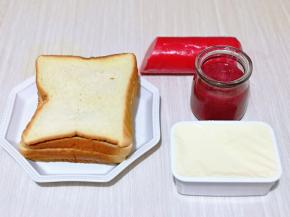 准备食材，草莓酱也可以换成自己喜欢各种果酱。