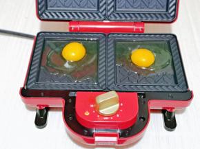 机器预热，烤盘刷少许油，磕入蛋。