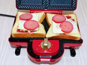 放上煎好的鸡蛋，再摆上切好的红肠。