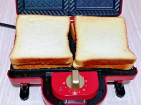 最后叠加上一片吐司。