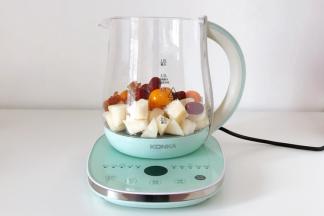 往康佳养生壶内加入雪梨、金桔、红枣和冰糖。