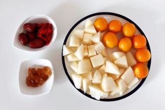 雪梨去皮切小块，金桔用盐搓洗，用刀把每个金桔划2～3个口子。