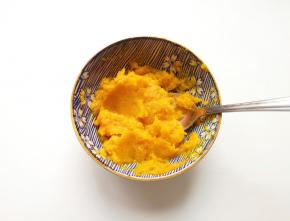 板栗南瓜去皮去瓤，洗干净切成片，放在盘子里隔水蒸熟，用勺子压成南瓜泥。