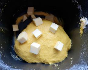 10分钟和面程序结束以后放入软化的黄油，继续选择“自动和面”30分钟。