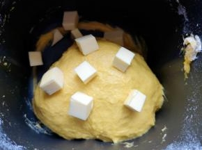 10分钟和面程序结束以后放入软化的黄油，继续选择“自动和面”30分钟。
