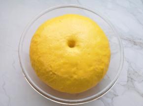 看看发酵好的面团。