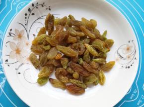 葡萄干用温水泡一下清洗干净，用厨房用纸吸干水分。