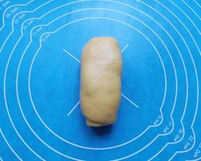 从一头卷起，一个面包生胚就完成了，依次做好剩下的面包。