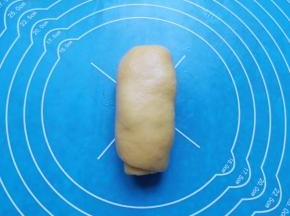 从一头卷起，一个面包生胚就完成了，依次做好剩下的面包。