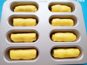 将面包生胚放入模具里面（没有模具也可以直接放在不粘烤盘或者铺了油纸的普通烤盘里）。