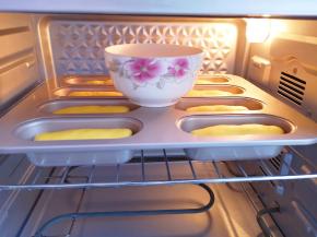 烤箱调至“发酵”功能，将面包放入烤箱内，放一碗热水，二次发酵一个小时。