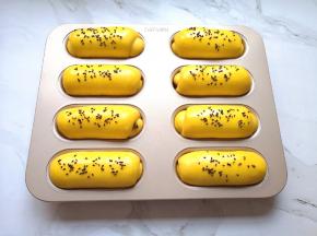 刷上一层蛋液，撒上熟黑芝麻。