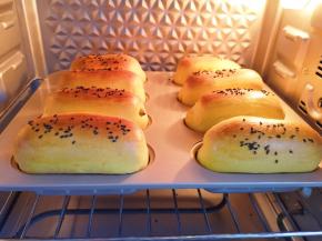 面包上色满意后及时加盖锡纸。