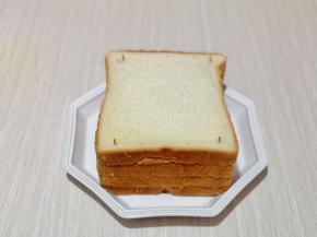 这样一层奶酪，一片吐司叠加好，再用牙签将四角固定，放旁边备用。(牙签提前用温水洗干净，再泡5分钟)