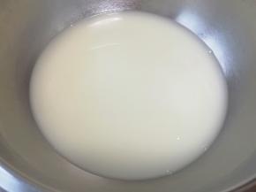 盆里倒温水，加入发酵粉和糖混合均匀。