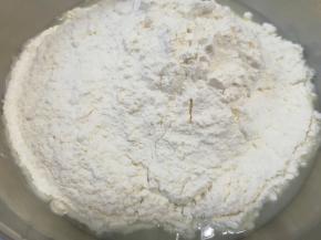 加入中筋面粉。