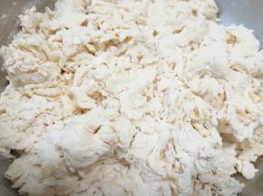 用筷子挑拌成絮状。