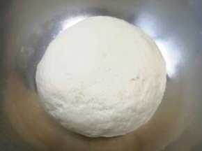 揉成光滑的面团，盖上保鲜膜发酵至两倍大。