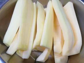 葫芦去皮去瓤洗干净，切成长条状。