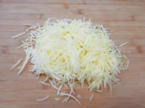 用擦丝器擦成细丝。