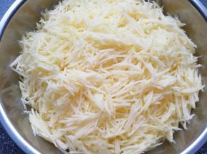 放入盆里撒上盐搅拌均匀，静置15分钟左右至出水。