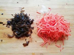 红萝卜和泡发好的木耳分别洗干净切成细丝。