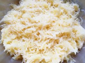 用粗纱布包住葫芦丝，挤去多余的水分。