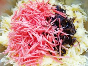 和木耳红萝卜丝放在一起。