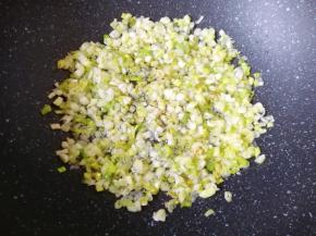 炒锅内倒适量的食用油烧热，下入葱花炒香关火。