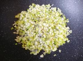 炒锅内倒适量的食用油烧热，下入葱花炒香关火。