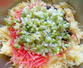 将炒好的葱花放在葫芦丝里面，搅拌均匀。