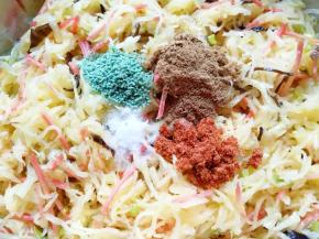 放盐、蔬之鲜、十三香和麻辣鲜搅拌均匀。